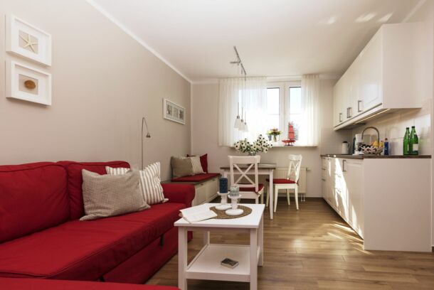 Wohnraum mit rotem Sofa